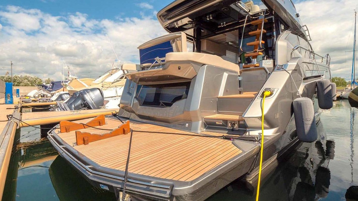 Продается моторная яхта с флайбриджем CRANCHI E52S